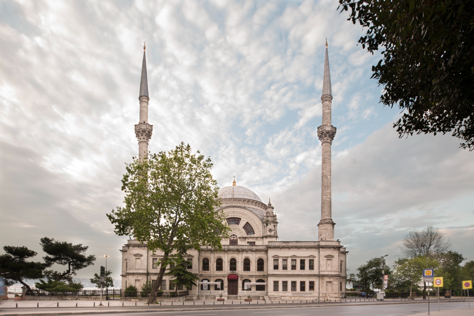 Bezmiâlem Valide Sultan Mosque (Dolmabahçe Mosque)